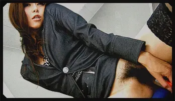 Hojo Maki toying her pussy during an office meeting